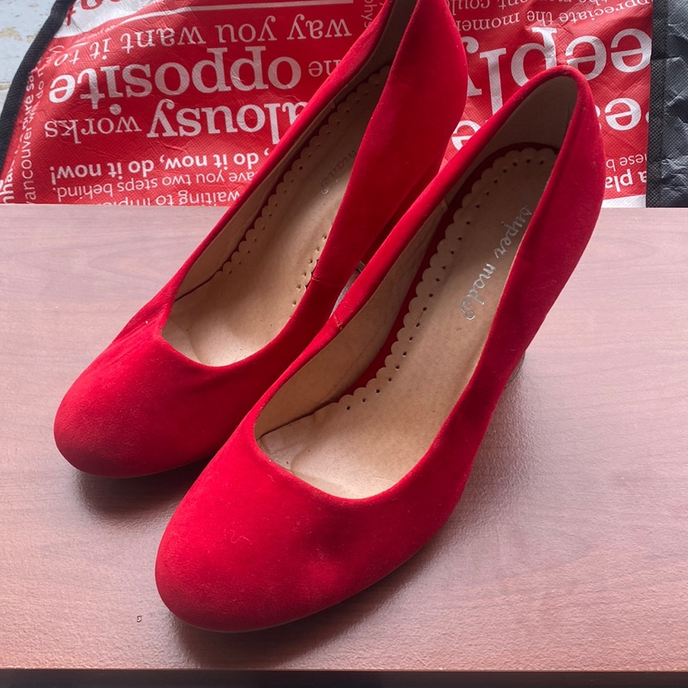 Cute red chunky heels 👠